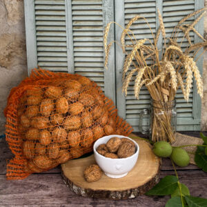 Vente de noix 5€ le kg. Ferme Les 2 Noix'elles à Mainzac en Charente